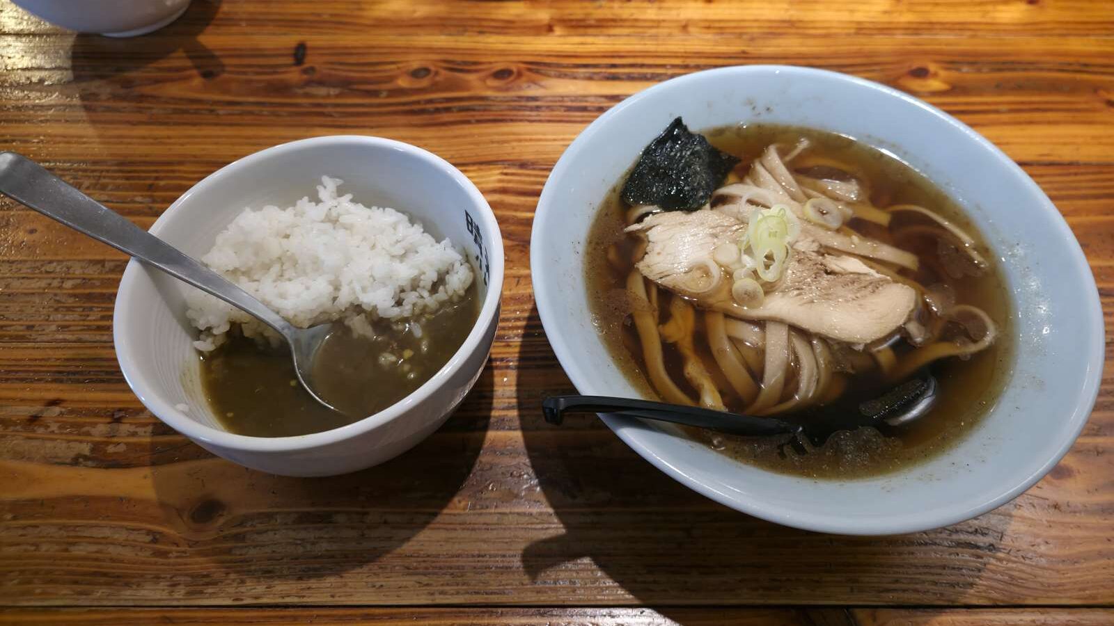 注文した四毒抜きラーメンカレー定食。しょうゆベースのラーメンと、白米にかかったスパイスカレー